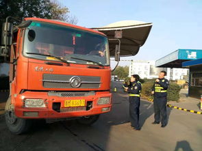 風(fēng)陵渡公路超限站開(kāi)展《山西省道路貨物運(yùn)輸運(yùn)單使用管理辦法》宣傳活動(dòng)